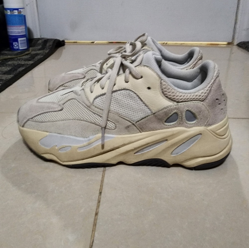 Yeezy 700 "Salt" 8.5 Mens